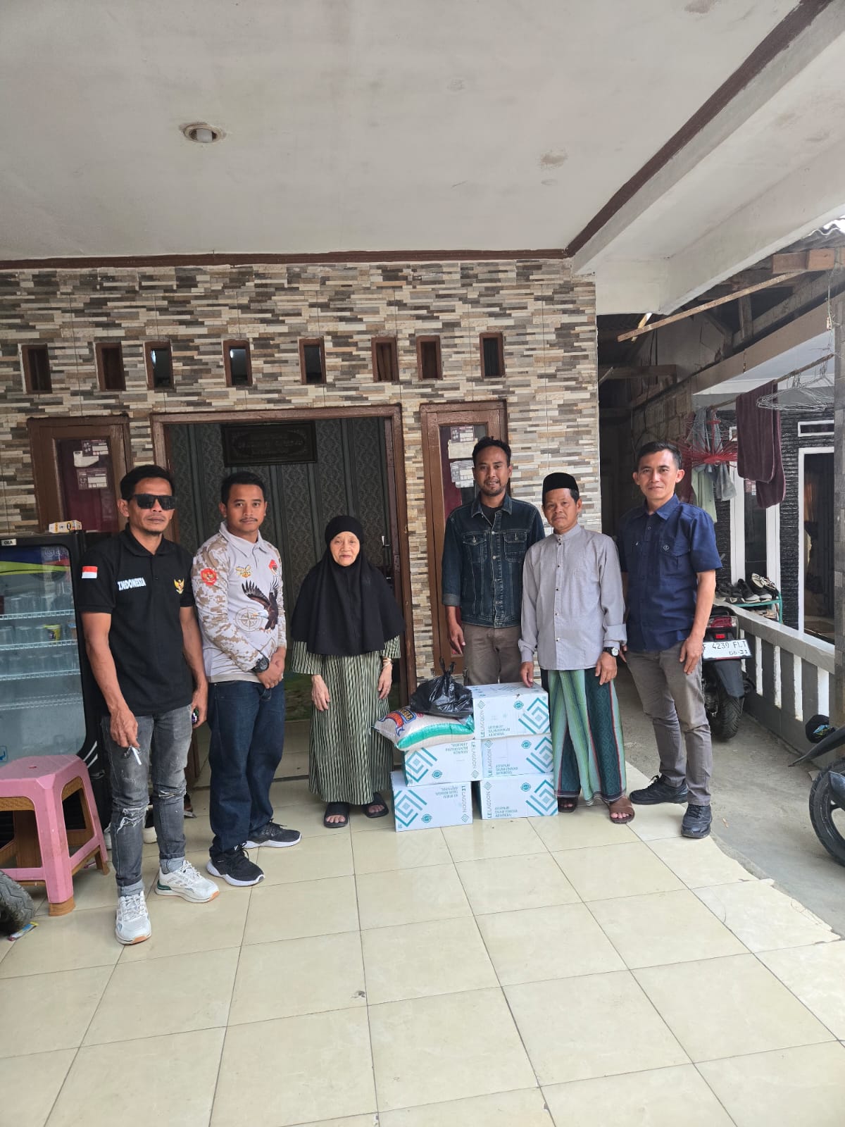 Anggota Elang Tiga Hambalang Mendampingi Pemberian Sembako Dari. Karang Taruna Desa Bojong koneng Dan Penguyuban Rt Dan RW Desa Bojong ``Koneng Kepada Rumah Duka Almarhum Bapa Sudarsono kp Sudi RT 01 RW 03 Desa Bojong Koneng Kec Babakan Madang Kab Bogor